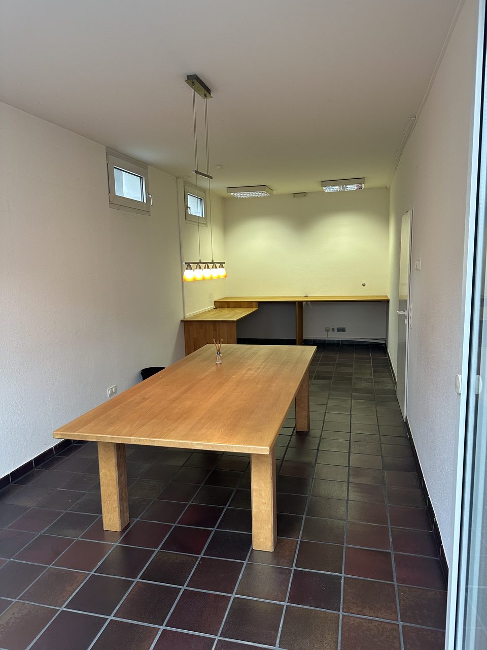Großer Raum des Studios mit Platz für 3–4 Arbeitsplätze