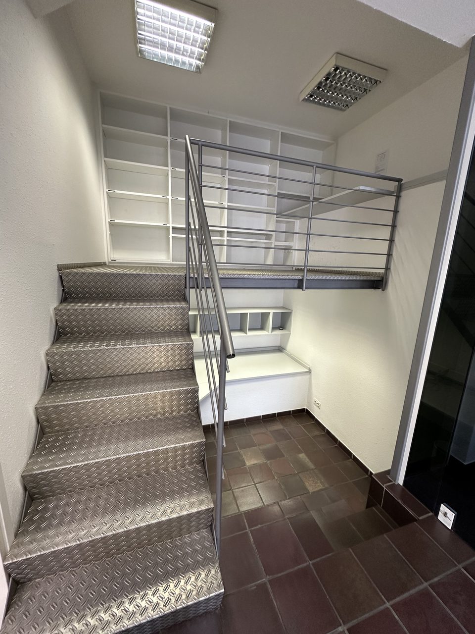 Massive Zwischenebene mit Treppe – unten Arbeitsbereich, oben Galerie