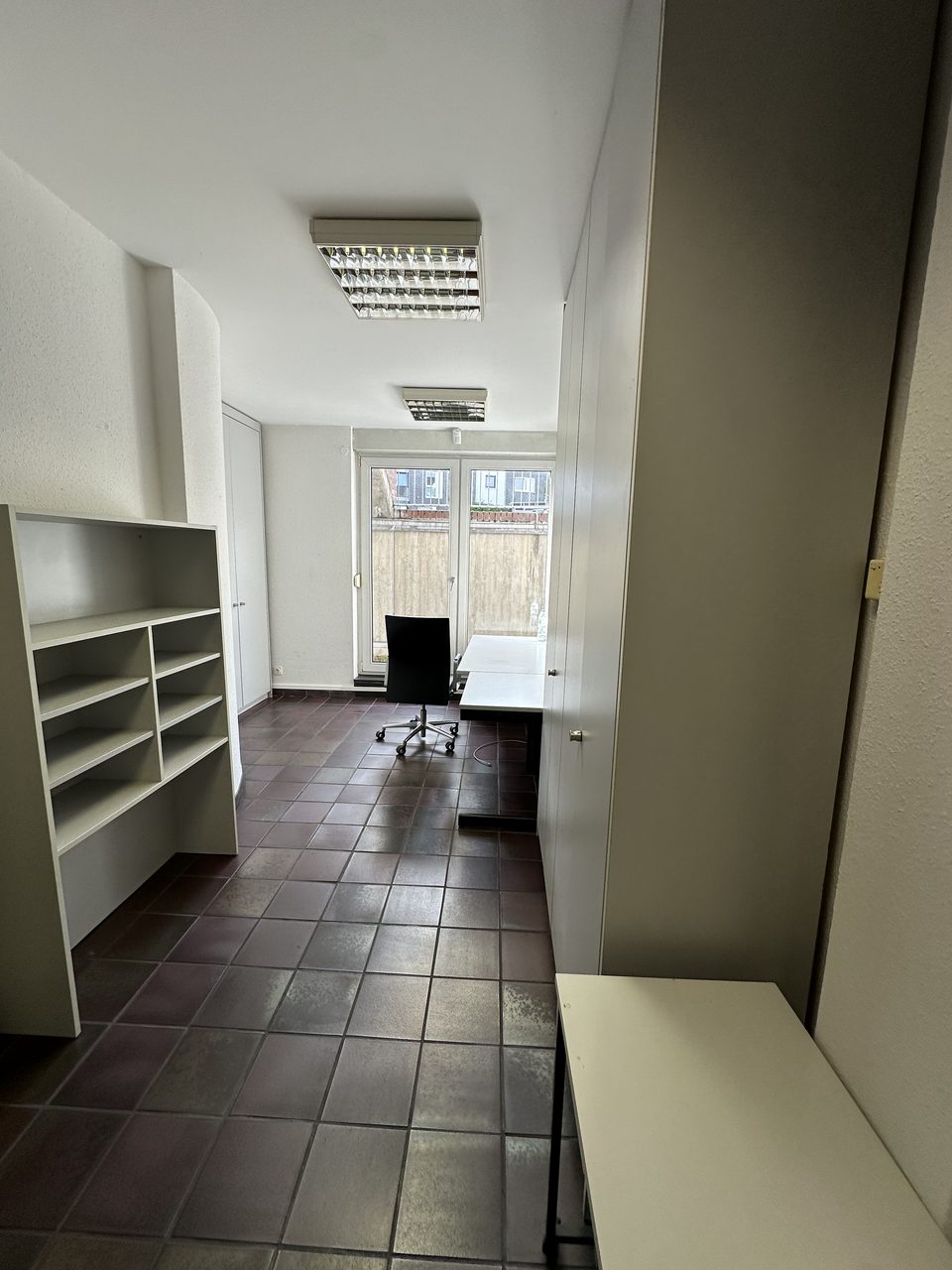 Eingerichteter Bereich mit 2 Arbeitsplätzen am Fenster